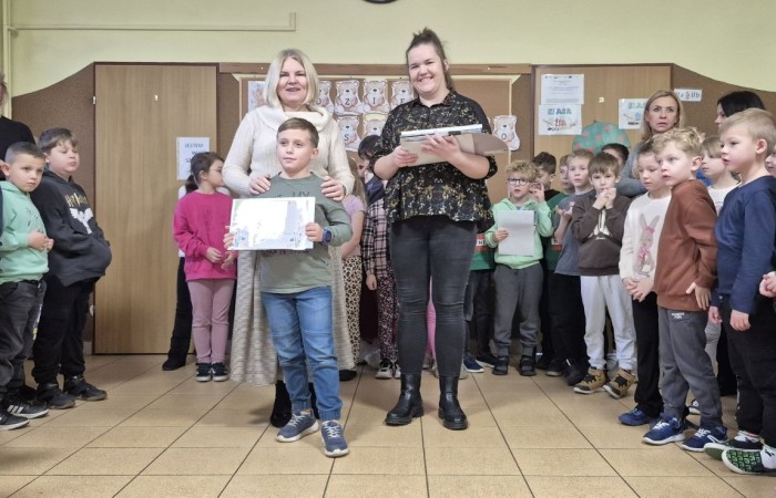 Dziś odbyło się rozstrzygnięcie szkolnego etapu konkursu „Mikołajkowy Zawód – Kim będę, jak dorosnę?”. Uczniowie przygotowali niezwykle ciekawe i staranne prace, w których zaprezentowali swoje marzenia dotyczące przyszłych zawodów. Wśród wymarzonych profesji pojawiły się m.in. rolnik, fryzjerka, pielęgniarka, lekarz oraz bibliotekarz.