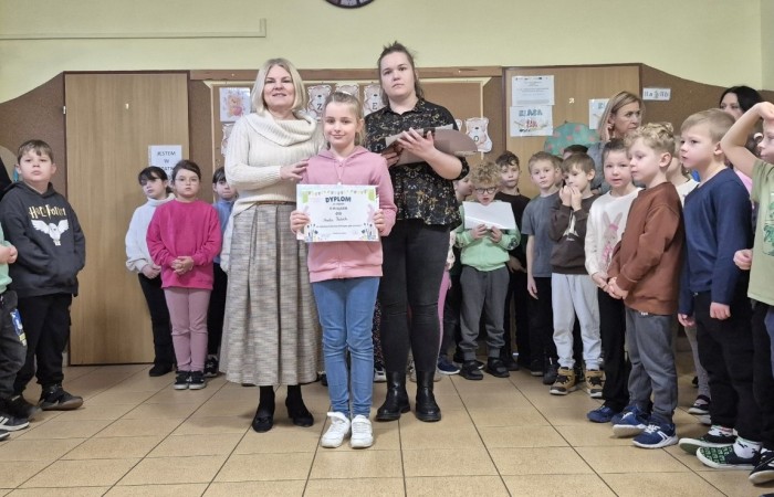 Dziś odbyło się rozstrzygnięcie szkolnego etapu konkursu „Mikołajkowy Zawód – Kim będę, jak dorosnę?”. Uczniowie przygotowali niezwykle ciekawe i staranne prace, w których zaprezentowali swoje marzenia dotyczące przyszłych zawodów. Wśród wymarzonych profesji pojawiły się m.in. rolnik, fryzjerka, pielęgniarka, lekarz oraz bibliotekarz.