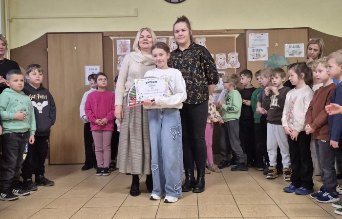 Dziś odbyło się rozstrzygnięcie szkolnego etapu konkursu „Mikołajkowy Zawód – Kim będę, jak dorosnę?”. Uczniowie przygotowali niezwykle ciekawe i staranne prace, w których zaprezentowali swoje marzenia dotyczące przyszłych zawodów. Wśród wymarzonych profesji pojawiły się m.in. rolnik, fryzjerka, pielęgniarka, lekarz oraz bibliotekarz.