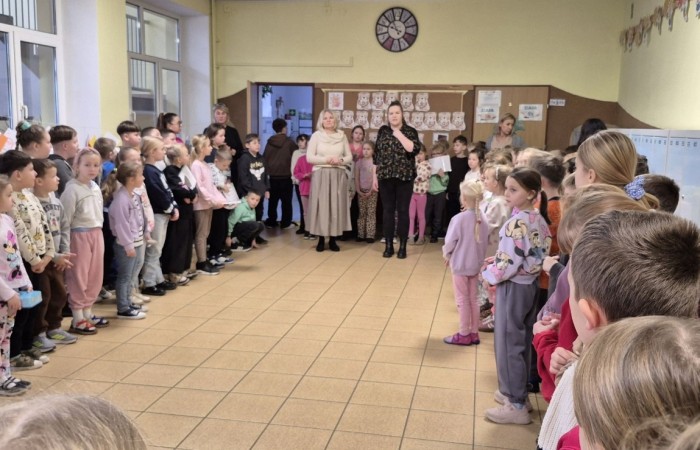 Dziś odbyło się rozstrzygnięcie szkolnego etapu konkursu „Mikołajkowy Zawód – Kim będę, jak dorosnę?”. Uczniowie przygotowali niezwykle ciekawe i staranne prace, w których zaprezentowali swoje marzenia dotyczące przyszłych zawodów. Wśród wymarzonych profesji pojawiły się m.in. rolnik, fryzjerka, pielęgniarka, lekarz oraz bibliotekarz.