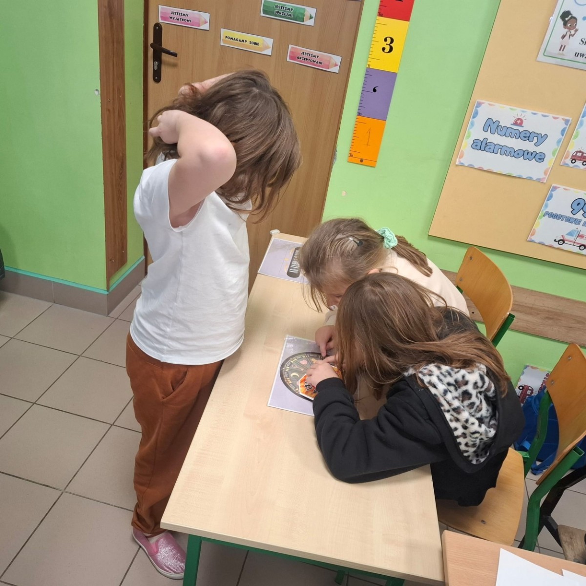 W tym roku Andrzejki w naszej szkole były pełne magii, radości i uśmiechu. Uczniowie klas trzecich przygotowali dla pierwszaków wyjątkowe wróżby i zabawy, dzięki którym mali uczestnicy mogli poczuć prawdziwą andrzejkową atmosferę. Nie zabrakło tradycyjnych wróżb, takich jak serca z imionami, magiczne kubeczki czy karty, a także mnóstwa śmiechu i wspólnej zabawy. Było kolorowo, wesoło i… trochę tajemniczo.
Serdeczne podziękowania dla naszych starszych uczniów za kreatywność i świetną zabawę, a także dla pierwszaków za aktywny udział w andrzejkowych atrakcjach. To był naprawdę magiczny dzień.