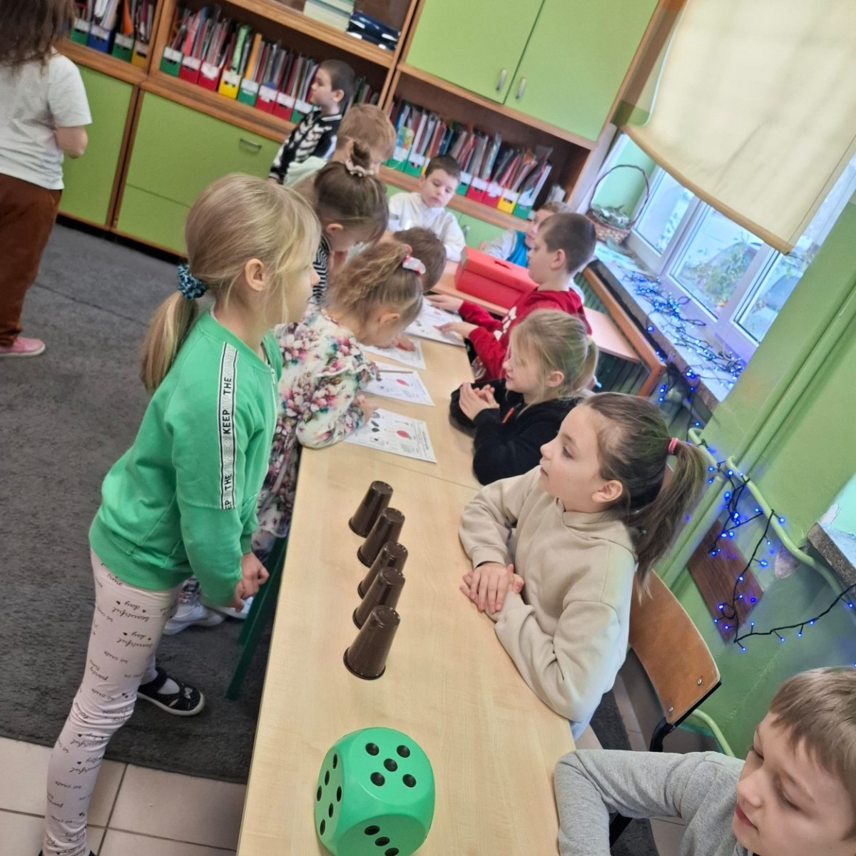 W tym roku Andrzejki w naszej szkole były pełne magii, radości i uśmiechu. Uczniowie klas trzecich przygotowali dla pierwszaków wyjątkowe wróżby i zabawy, dzięki którym mali uczestnicy mogli poczuć prawdziwą andrzejkową atmosferę. Nie zabrakło tradycyjnych wróżb, takich jak serca z imionami, magiczne kubeczki czy karty, a także mnóstwa śmiechu i wspólnej zabawy. Było kolorowo, wesoło i… trochę tajemniczo.
Serdeczne podziękowania dla naszych starszych uczniów za kreatywność i świetną zabawę, a także dla pierwszaków za aktywny udział w andrzejkowych atrakcjach. To był naprawdę magiczny dzień.