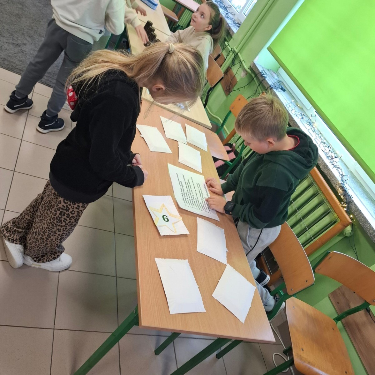 W tym roku Andrzejki w naszej szkole były pełne magii, radości i uśmiechu. Uczniowie klas trzecich przygotowali dla pierwszaków wyjątkowe wróżby i zabawy, dzięki którym mali uczestnicy mogli poczuć prawdziwą andrzejkową atmosferę. Nie zabrakło tradycyjnych wróżb, takich jak serca z imionami, magiczne kubeczki czy karty, a także mnóstwa śmiechu i wspólnej zabawy. Było kolorowo, wesoło i… trochę tajemniczo.
Serdeczne podziękowania dla naszych starszych uczniów za kreatywność i świetną zabawę, a także dla pierwszaków za aktywny udział w andrzejkowych atrakcjach. To był naprawdę magiczny dzień.