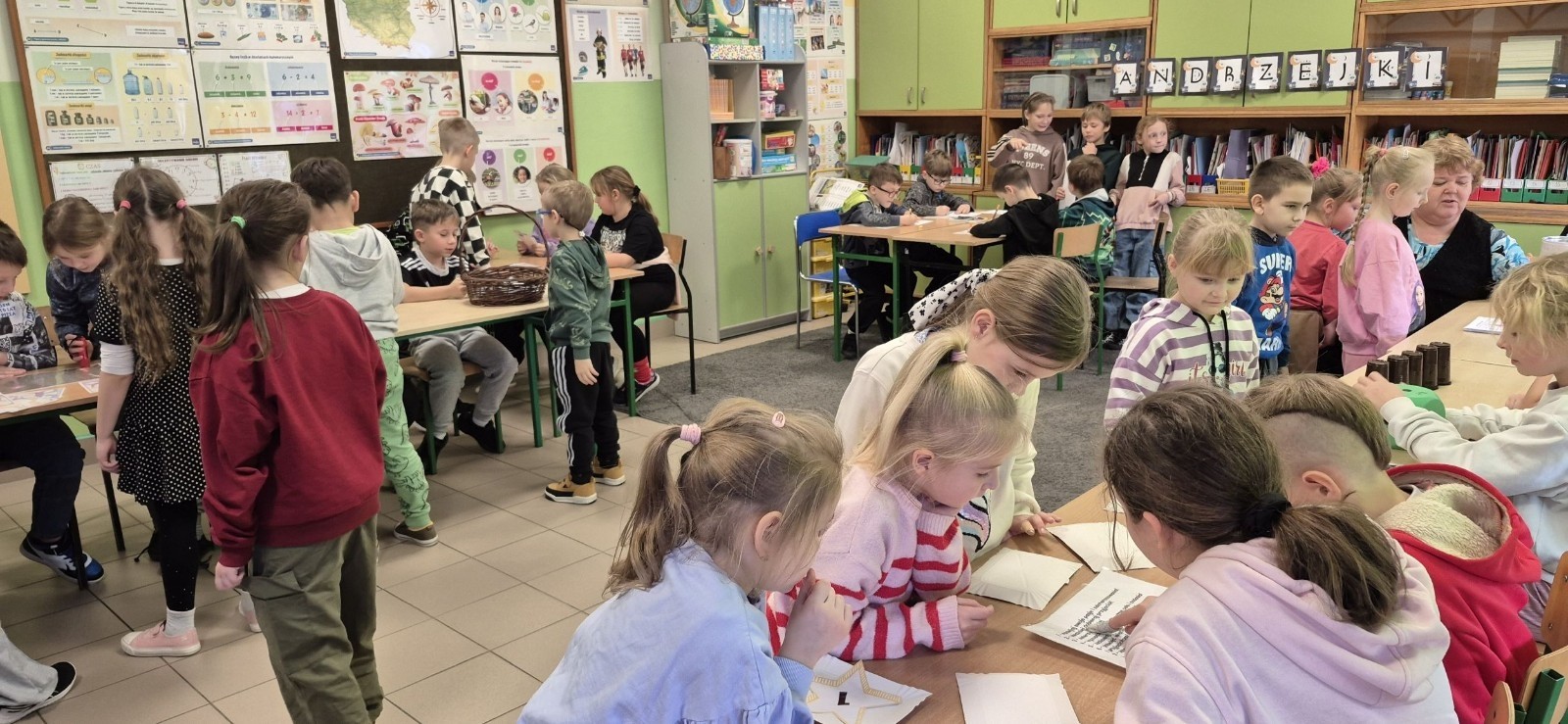 W tym roku Andrzejki w naszej szkole były pełne magii, radości i uśmiechu. Uczniowie klas trzecich przygotowali dla pierwszaków wyjątkowe wróżby i zabawy, dzięki którym mali uczestnicy mogli poczuć prawdziwą andrzejkową atmosferę. Nie zabrakło tradycyjnych wróżb, takich jak serca z imionami, magiczne kubeczki czy karty, a także mnóstwa śmiechu i wspólnej zabawy. Było kolorowo, wesoło i… trochę tajemniczo.
Serdeczne podziękowania dla naszych starszych uczniów za kreatywność i świetną zabawę, a także dla pierwszaków za aktywny udział w andrzejkowych atrakcjach. To był naprawdę magiczny dzień.