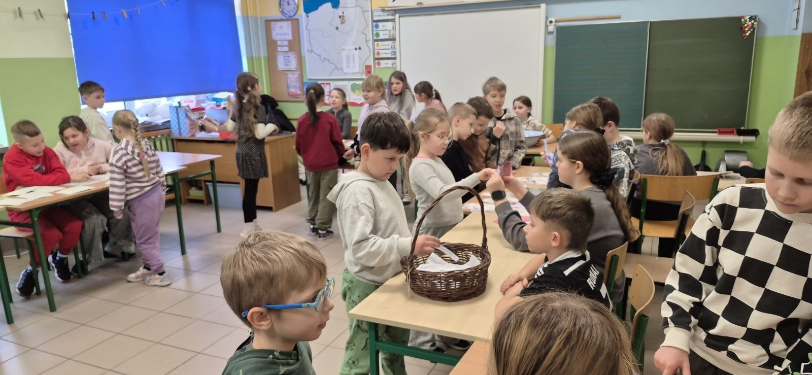 W tym roku Andrzejki w naszej szkole były pełne magii, radości i uśmiechu. Uczniowie klas trzecich przygotowali dla pierwszaków wyjątkowe wróżby i zabawy, dzięki którym mali uczestnicy mogli poczuć prawdziwą andrzejkową atmosferę. Nie zabrakło tradycyjnych wróżb, takich jak serca z imionami, magiczne kubeczki czy karty, a także mnóstwa śmiechu i wspólnej zabawy. Było kolorowo, wesoło i… trochę tajemniczo.
Serdeczne podziękowania dla naszych starszych uczniów za kreatywność i świetną zabawę, a także dla pierwszaków za aktywny udział w andrzejkowych atrakcjach. To był naprawdę magiczny dzień.