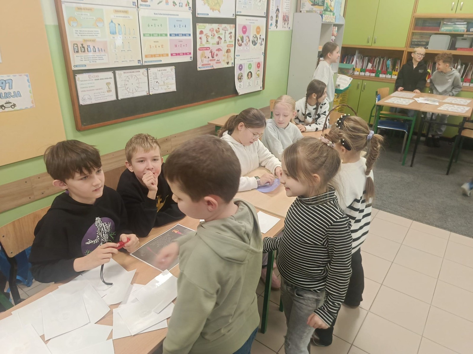 W tym roku Andrzejki w naszej szkole były pełne magii, radości i uśmiechu. Uczniowie klas trzecich przygotowali dla pierwszaków wyjątkowe wróżby i zabawy, dzięki którym mali uczestnicy mogli poczuć prawdziwą andrzejkową atmosferę. Nie zabrakło tradycyjnych wróżb, takich jak serca z imionami, magiczne kubeczki czy karty, a także mnóstwa śmiechu i wspólnej zabawy. Było kolorowo, wesoło i… trochę tajemniczo.
Serdeczne podziękowania dla naszych starszych uczniów za kreatywność i świetną zabawę, a także dla pierwszaków za aktywny udział w andrzejkowych atrakcjach. To był naprawdę magiczny dzień.