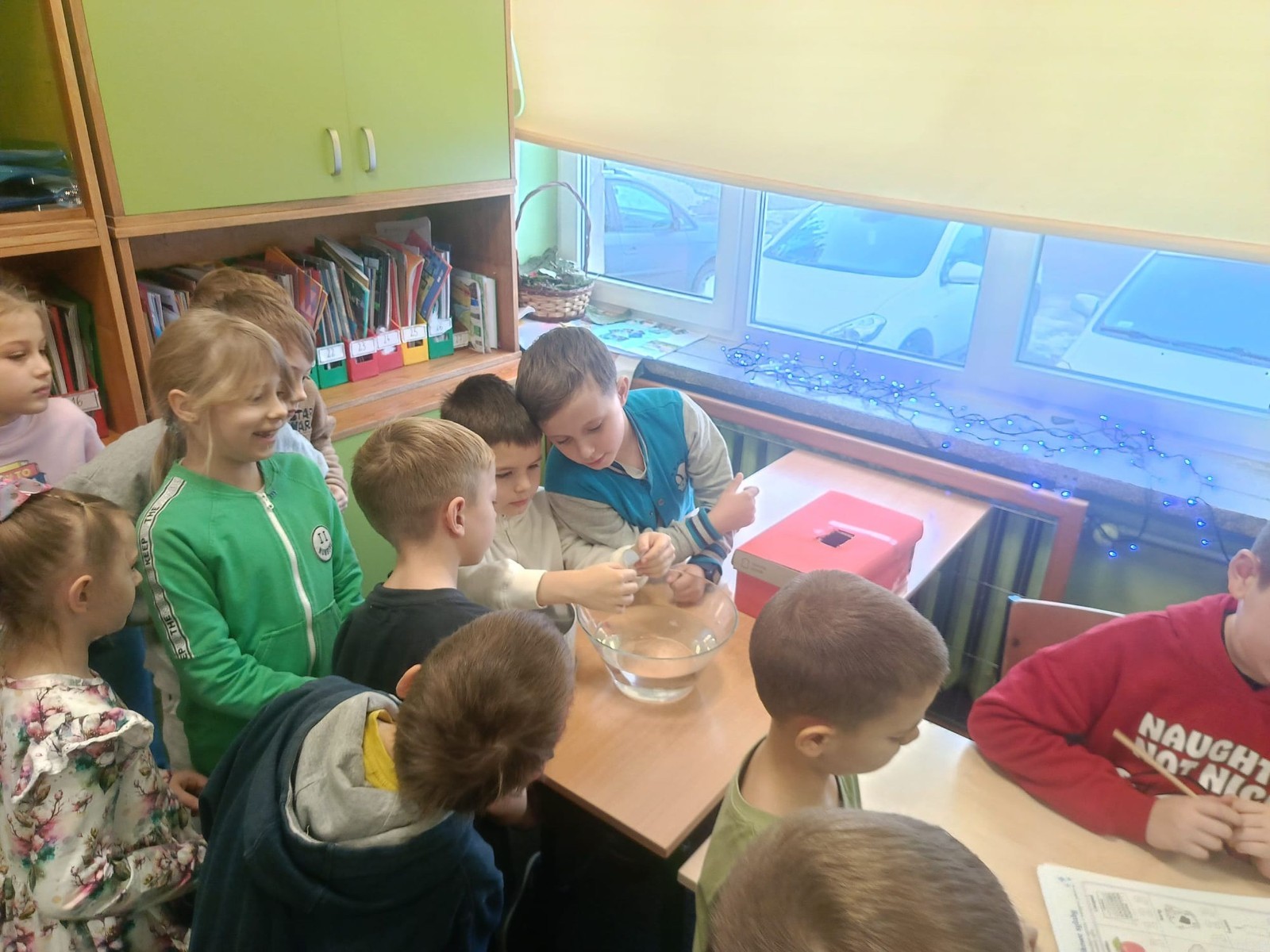 W tym roku Andrzejki w naszej szkole były pełne magii, radości i uśmiechu. Uczniowie klas trzecich przygotowali dla pierwszaków wyjątkowe wróżby i zabawy, dzięki którym mali uczestnicy mogli poczuć prawdziwą andrzejkową atmosferę. Nie zabrakło tradycyjnych wróżb, takich jak serca z imionami, magiczne kubeczki czy karty, a także mnóstwa śmiechu i wspólnej zabawy. Było kolorowo, wesoło i… trochę tajemniczo.
Serdeczne podziękowania dla naszych starszych uczniów za kreatywność i świetną zabawę, a także dla pierwszaków za aktywny udział w andrzejkowych atrakcjach. To był naprawdę magiczny dzień.