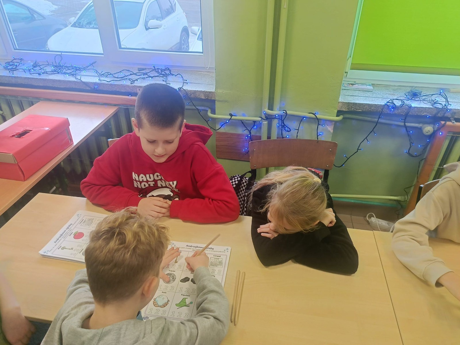 W tym roku Andrzejki w naszej szkole były pełne magii, radości i uśmiechu. Uczniowie klas trzecich przygotowali dla pierwszaków wyjątkowe wróżby i zabawy, dzięki którym mali uczestnicy mogli poczuć prawdziwą andrzejkową atmosferę. Nie zabrakło tradycyjnych wróżb, takich jak serca z imionami, magiczne kubeczki czy karty, a także mnóstwa śmiechu i wspólnej zabawy. Było kolorowo, wesoło i… trochę tajemniczo.
Serdeczne podziękowania dla naszych starszych uczniów za kreatywność i świetną zabawę, a także dla pierwszaków za aktywny udział w andrzejkowych atrakcjach. To był naprawdę magiczny dzień.