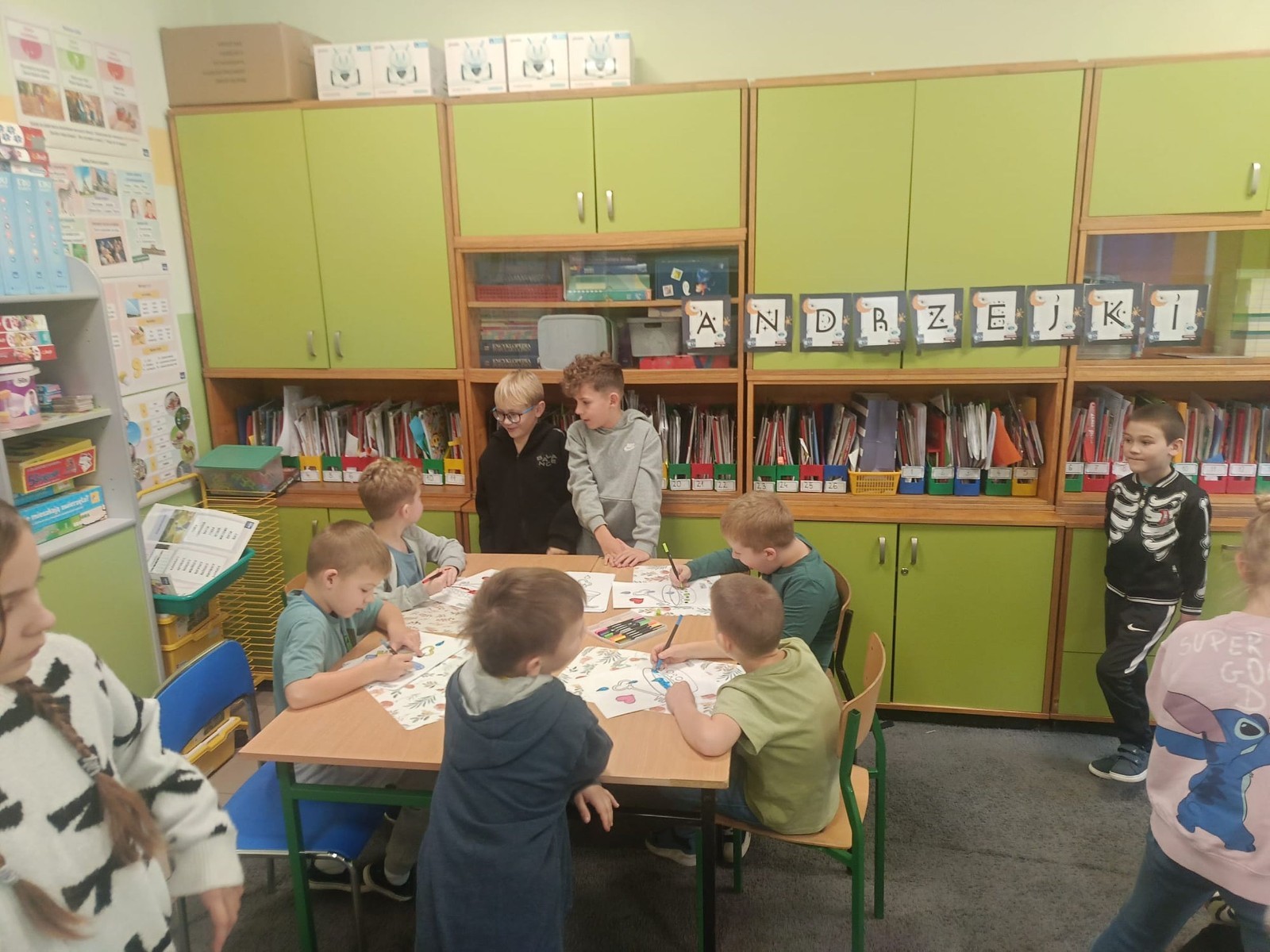W tym roku Andrzejki w naszej szkole były pełne magii, radości i uśmiechu. Uczniowie klas trzecich przygotowali dla pierwszaków wyjątkowe wróżby i zabawy, dzięki którym mali uczestnicy mogli poczuć prawdziwą andrzejkową atmosferę. Nie zabrakło tradycyjnych wróżb, takich jak serca z imionami, magiczne kubeczki czy karty, a także mnóstwa śmiechu i wspólnej zabawy. Było kolorowo, wesoło i… trochę tajemniczo.
Serdeczne podziękowania dla naszych starszych uczniów za kreatywność i świetną zabawę, a także dla pierwszaków za aktywny udział w andrzejkowych atrakcjach. To był naprawdę magiczny dzień.