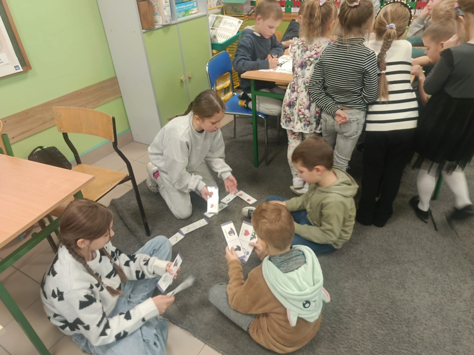 W tym roku Andrzejki w naszej szkole były pełne magii, radości i uśmiechu. Uczniowie klas trzecich przygotowali dla pierwszaków wyjątkowe wróżby i zabawy, dzięki którym mali uczestnicy mogli poczuć prawdziwą andrzejkową atmosferę. Nie zabrakło tradycyjnych wróżb, takich jak serca z imionami, magiczne kubeczki czy karty, a także mnóstwa śmiechu i wspólnej zabawy. Było kolorowo, wesoło i… trochę tajemniczo.
Serdeczne podziękowania dla naszych starszych uczniów za kreatywność i świetną zabawę, a także dla pierwszaków za aktywny udział w andrzejkowych atrakcjach. To był naprawdę magiczny dzień.