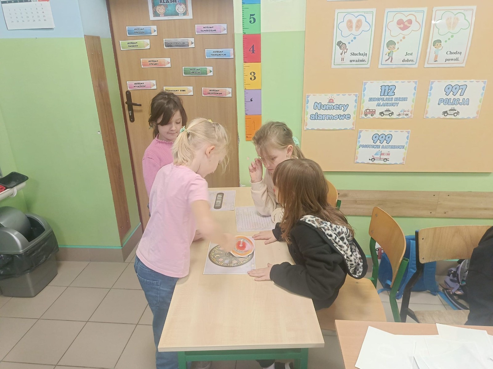 W tym roku Andrzejki w naszej szkole były pełne magii, radości i uśmiechu. Uczniowie klas trzecich przygotowali dla pierwszaków wyjątkowe wróżby i zabawy, dzięki którym mali uczestnicy mogli poczuć prawdziwą andrzejkową atmosferę. Nie zabrakło tradycyjnych wróżb, takich jak serca z imionami, magiczne kubeczki czy karty, a także mnóstwa śmiechu i wspólnej zabawy. Było kolorowo, wesoło i… trochę tajemniczo.
Serdeczne podziękowania dla naszych starszych uczniów za kreatywność i świetną zabawę, a także dla pierwszaków za aktywny udział w andrzejkowych atrakcjach. To był naprawdę magiczny dzień.