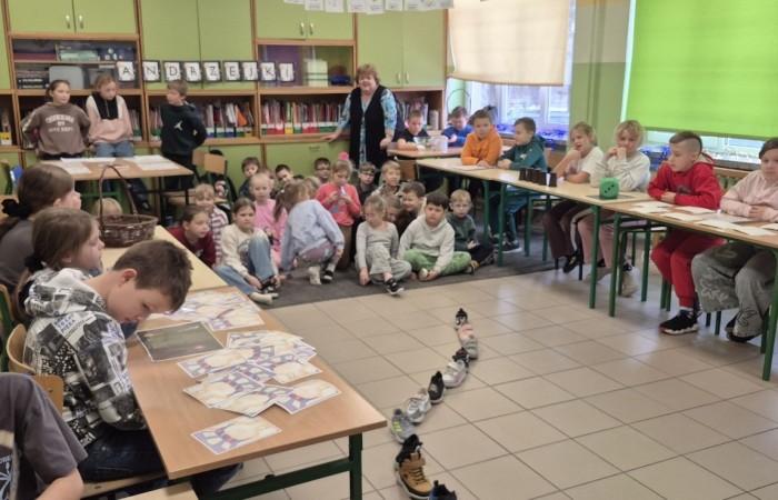 W tym roku Andrzejki w naszej szkole były pełne magii, radości i uśmiechu. Uczniowie klas trzecich przygotowali dla pierwszaków wyjątkowe wróżby i zabawy, dzięki którym mali uczestnicy mogli poczuć prawdziwą andrzejkową atmosferę. Nie zabrakło tradycyjnych wróżb, takich jak serca z imionami, magiczne kubeczki czy karty, a także mnóstwa śmiechu i wspólnej zabawy. Było kolorowo, wesoło i… trochę tajemniczo.
Serdeczne podziękowania dla naszych starszych uczniów za kreatywność i świetną zabawę, a także dla pierwszaków za aktywny udział w andrzejkowych atrakcjach. To był naprawdę magiczny dzień.