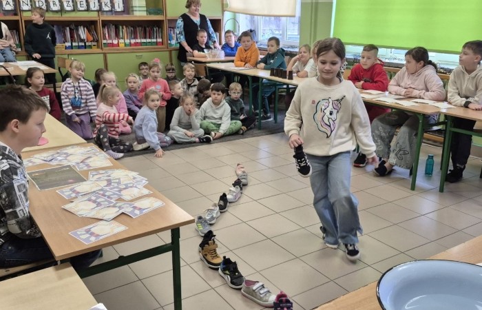 W tym roku Andrzejki w naszej szkole były pełne magii, radości i uśmiechu. Uczniowie klas trzecich przygotowali dla pierwszaków wyjątkowe wróżby i zabawy, dzięki którym mali uczestnicy mogli poczuć prawdziwą andrzejkową atmosferę. Nie zabrakło tradycyjnych wróżb, takich jak serca z imionami, magiczne kubeczki czy karty, a także mnóstwa śmiechu i wspólnej zabawy. Było kolorowo, wesoło i… trochę tajemniczo.
Serdeczne podziękowania dla naszych starszych uczniów za kreatywność i świetną zabawę, a także dla pierwszaków za aktywny udział w andrzejkowych atrakcjach. To był naprawdę magiczny dzień.