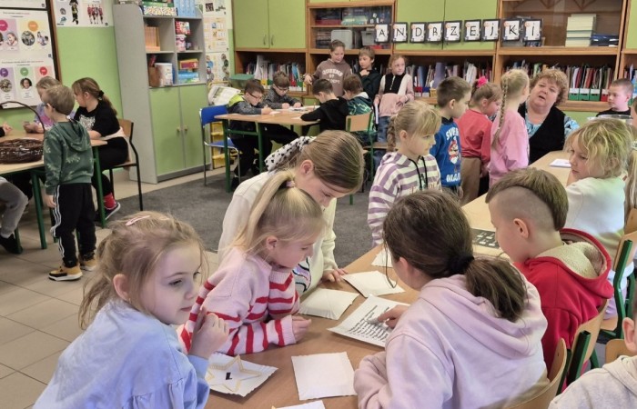 W tym roku Andrzejki w naszej szkole były pełne magii, radości i uśmiechu. Uczniowie klas trzecich przygotowali dla pierwszaków wyjątkowe wróżby i zabawy, dzięki którym mali uczestnicy mogli poczuć prawdziwą andrzejkową atmosferę. Nie zabrakło tradycyjnych wróżb, takich jak serca z imionami, magiczne kubeczki czy karty, a także mnóstwa śmiechu i wspólnej zabawy. Było kolorowo, wesoło i… trochę tajemniczo.
Serdeczne podziękowania dla naszych starszych uczniów za kreatywność i świetną zabawę, a także dla pierwszaków za aktywny udział w andrzejkowych atrakcjach. To był naprawdę magiczny dzień.
