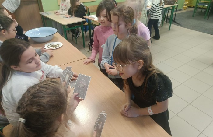 W tym roku Andrzejki w naszej szkole były pełne magii, radości i uśmiechu. Uczniowie klas trzecich przygotowali dla pierwszaków wyjątkowe wróżby i zabawy, dzięki którym mali uczestnicy mogli poczuć prawdziwą andrzejkową atmosferę. Nie zabrakło tradycyjnych wróżb, takich jak serca z imionami, magiczne kubeczki czy karty, a także mnóstwa śmiechu i wspólnej zabawy. Było kolorowo, wesoło i… trochę tajemniczo.
Serdeczne podziękowania dla naszych starszych uczniów za kreatywność i świetną zabawę, a także dla pierwszaków za aktywny udział w andrzejkowych atrakcjach. To był naprawdę magiczny dzień.