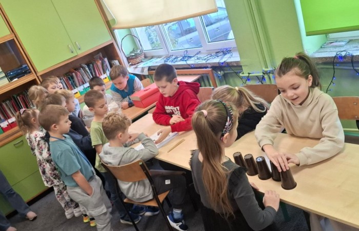W tym roku Andrzejki w naszej szkole były pełne magii, radości i uśmiechu. Uczniowie klas trzecich przygotowali dla pierwszaków wyjątkowe wróżby i zabawy, dzięki którym mali uczestnicy mogli poczuć prawdziwą andrzejkową atmosferę. Nie zabrakło tradycyjnych wróżb, takich jak serca z imionami, magiczne kubeczki czy karty, a także mnóstwa śmiechu i wspólnej zabawy. Było kolorowo, wesoło i… trochę tajemniczo.
Serdeczne podziękowania dla naszych starszych uczniów za kreatywność i świetną zabawę, a także dla pierwszaków za aktywny udział w andrzejkowych atrakcjach. To był naprawdę magiczny dzień.