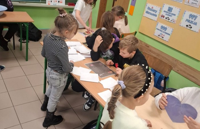 W tym roku Andrzejki w naszej szkole były pełne magii, radości i uśmiechu. Uczniowie klas trzecich przygotowali dla pierwszaków wyjątkowe wróżby i zabawy, dzięki którym mali uczestnicy mogli poczuć prawdziwą andrzejkową atmosferę. Nie zabrakło tradycyjnych wróżb, takich jak serca z imionami, magiczne kubeczki czy karty, a także mnóstwa śmiechu i wspólnej zabawy. Było kolorowo, wesoło i… trochę tajemniczo.
Serdeczne podziękowania dla naszych starszych uczniów za kreatywność i świetną zabawę, a także dla pierwszaków za aktywny udział w andrzejkowych atrakcjach. To był naprawdę magiczny dzień.