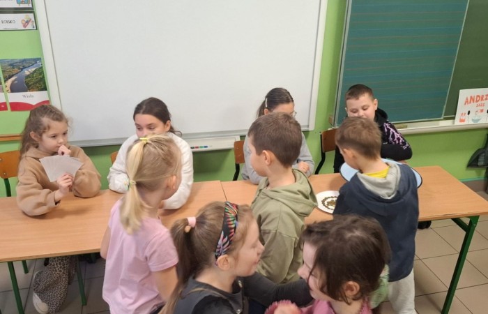 W tym roku Andrzejki w naszej szkole były pełne magii, radości i uśmiechu. Uczniowie klas trzecich przygotowali dla pierwszaków wyjątkowe wróżby i zabawy, dzięki którym mali uczestnicy mogli poczuć prawdziwą andrzejkową atmosferę. Nie zabrakło tradycyjnych wróżb, takich jak serca z imionami, magiczne kubeczki czy karty, a także mnóstwa śmiechu i wspólnej zabawy. Było kolorowo, wesoło i… trochę tajemniczo.
Serdeczne podziękowania dla naszych starszych uczniów za kreatywność i świetną zabawę, a także dla pierwszaków za aktywny udział w andrzejkowych atrakcjach. To był naprawdę magiczny dzień.