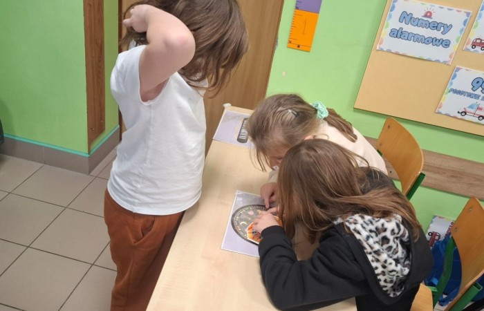 W tym roku Andrzejki w naszej szkole były pełne magii, radości i uśmiechu. Uczniowie klas trzecich przygotowali dla pierwszaków wyjątkowe wróżby i zabawy, dzięki którym mali uczestnicy mogli poczuć prawdziwą andrzejkową atmosferę. Nie zabrakło tradycyjnych wróżb, takich jak serca z imionami, magiczne kubeczki czy karty, a także mnóstwa śmiechu i wspólnej zabawy. Było kolorowo, wesoło i… trochę tajemniczo.
Serdeczne podziękowania dla naszych starszych uczniów za kreatywność i świetną zabawę, a także dla pierwszaków za aktywny udział w andrzejkowych atrakcjach. To był naprawdę magiczny dzień.