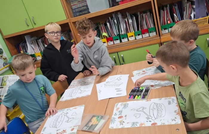 W tym roku Andrzejki w naszej szkole były pełne magii, radości i uśmiechu. Uczniowie klas trzecich przygotowali dla pierwszaków wyjątkowe wróżby i zabawy, dzięki którym mali uczestnicy mogli poczuć prawdziwą andrzejkową atmosferę. Nie zabrakło tradycyjnych wróżb, takich jak serca z imionami, magiczne kubeczki czy karty, a także mnóstwa śmiechu i wspólnej zabawy. Było kolorowo, wesoło i… trochę tajemniczo.
Serdeczne podziękowania dla naszych starszych uczniów za kreatywność i świetną zabawę, a także dla pierwszaków za aktywny udział w andrzejkowych atrakcjach. To był naprawdę magiczny dzień.