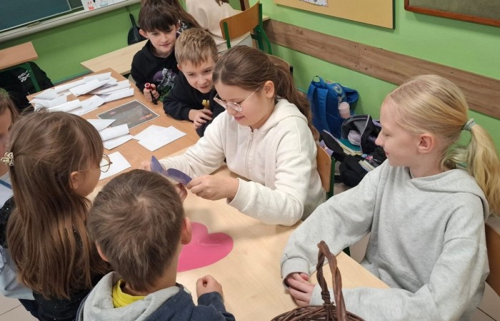 W tym roku Andrzejki w naszej szkole były pełne magii, radości i uśmiechu. Uczniowie klas trzecich przygotowali dla pierwszaków wyjątkowe wróżby i zabawy, dzięki którym mali uczestnicy mogli poczuć prawdziwą andrzejkową atmosferę. Nie zabrakło tradycyjnych wróżb, takich jak serca z imionami, magiczne kubeczki czy karty, a także mnóstwa śmiechu i wspólnej zabawy. Było kolorowo, wesoło i… trochę tajemniczo.
Serdeczne podziękowania dla naszych starszych uczniów za kreatywność i świetną zabawę, a także dla pierwszaków za aktywny udział w andrzejkowych atrakcjach. To był naprawdę magiczny dzień.
