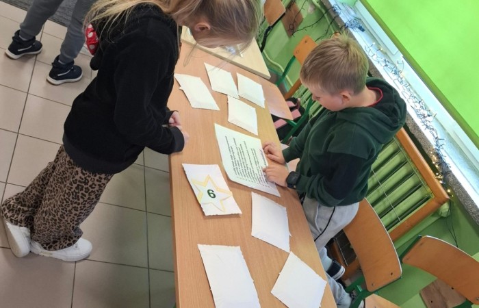 W tym roku Andrzejki w naszej szkole były pełne magii, radości i uśmiechu. Uczniowie klas trzecich przygotowali dla pierwszaków wyjątkowe wróżby i zabawy, dzięki którym mali uczestnicy mogli poczuć prawdziwą andrzejkową atmosferę. Nie zabrakło tradycyjnych wróżb, takich jak serca z imionami, magiczne kubeczki czy karty, a także mnóstwa śmiechu i wspólnej zabawy. Było kolorowo, wesoło i… trochę tajemniczo.
Serdeczne podziękowania dla naszych starszych uczniów za kreatywność i świetną zabawę, a także dla pierwszaków za aktywny udział w andrzejkowych atrakcjach. To był naprawdę magiczny dzień.