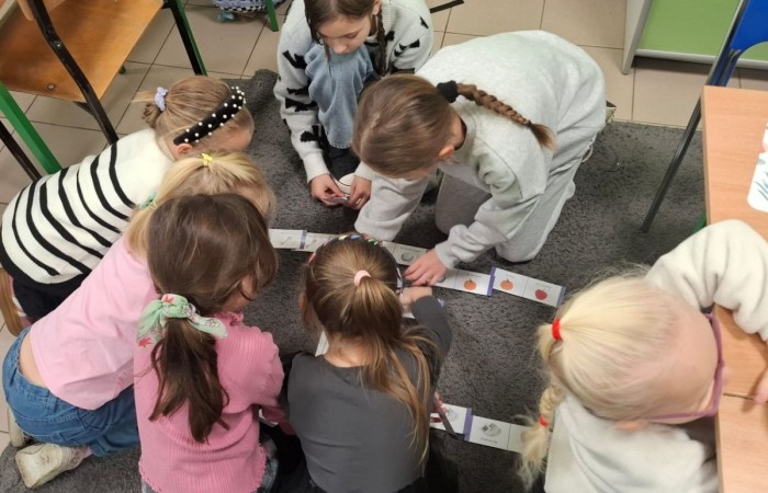 W tym roku Andrzejki w naszej szkole były pełne magii, radości i uśmiechu. Uczniowie klas trzecich przygotowali dla pierwszaków wyjątkowe wróżby i zabawy, dzięki którym mali uczestnicy mogli poczuć prawdziwą andrzejkową atmosferę. Nie zabrakło tradycyjnych wróżb, takich jak serca z imionami, magiczne kubeczki czy karty, a także mnóstwa śmiechu i wspólnej zabawy. Było kolorowo, wesoło i… trochę tajemniczo.
Serdeczne podziękowania dla naszych starszych uczniów za kreatywność i świetną zabawę, a także dla pierwszaków za aktywny udział w andrzejkowych atrakcjach. To był naprawdę magiczny dzień.