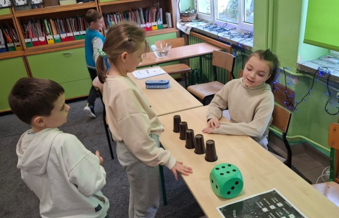W tym roku Andrzejki w naszej szkole były pełne magii, radości i uśmiechu. Uczniowie klas trzecich przygotowali dla pierwszaków wyjątkowe wróżby i zabawy, dzięki którym mali uczestnicy mogli poczuć prawdziwą andrzejkową atmosferę. Nie zabrakło tradycyjnych wróżb, takich jak serca z imionami, magiczne kubeczki czy karty, a także mnóstwa śmiechu i wspólnej zabawy. Było kolorowo, wesoło i… trochę tajemniczo.
Serdeczne podziękowania dla naszych starszych uczniów za kreatywność i świetną zabawę, a także dla pierwszaków za aktywny udział w andrzejkowych atrakcjach. To był naprawdę magiczny dzień.