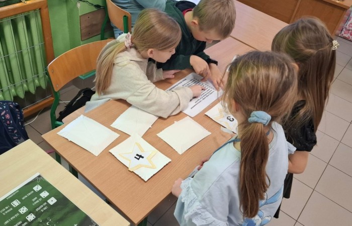 W tym roku Andrzejki w naszej szkole były pełne magii, radości i uśmiechu. Uczniowie klas trzecich przygotowali dla pierwszaków wyjątkowe wróżby i zabawy, dzięki którym mali uczestnicy mogli poczuć prawdziwą andrzejkową atmosferę. Nie zabrakło tradycyjnych wróżb, takich jak serca z imionami, magiczne kubeczki czy karty, a także mnóstwa śmiechu i wspólnej zabawy. Było kolorowo, wesoło i… trochę tajemniczo.
Serdeczne podziękowania dla naszych starszych uczniów za kreatywność i świetną zabawę, a także dla pierwszaków za aktywny udział w andrzejkowych atrakcjach. To był naprawdę magiczny dzień.