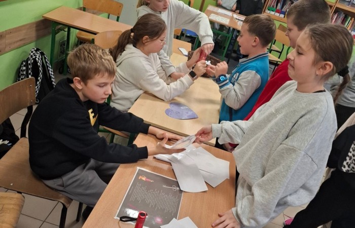W tym roku Andrzejki w naszej szkole były pełne magii, radości i uśmiechu. Uczniowie klas trzecich przygotowali dla pierwszaków wyjątkowe wróżby i zabawy, dzięki którym mali uczestnicy mogli poczuć prawdziwą andrzejkową atmosferę. Nie zabrakło tradycyjnych wróżb, takich jak serca z imionami, magiczne kubeczki czy karty, a także mnóstwa śmiechu i wspólnej zabawy. Było kolorowo, wesoło i… trochę tajemniczo.
Serdeczne podziękowania dla naszych starszych uczniów za kreatywność i świetną zabawę, a także dla pierwszaków za aktywny udział w andrzejkowych atrakcjach. To był naprawdę magiczny dzień.