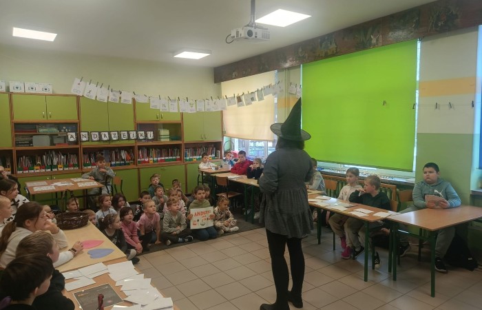 W tym roku Andrzejki w naszej szkole były pełne magii, radości i uśmiechu. Uczniowie klas trzecich przygotowali dla pierwszaków wyjątkowe wróżby i zabawy, dzięki którym mali uczestnicy mogli poczuć prawdziwą andrzejkową atmosferę. Nie zabrakło tradycyjnych wróżb, takich jak serca z imionami, magiczne kubeczki czy karty, a także mnóstwa śmiechu i wspólnej zabawy. Było kolorowo, wesoło i… trochę tajemniczo.
Serdeczne podziękowania dla naszych starszych uczniów za kreatywność i świetną zabawę, a także dla pierwszaków za aktywny udział w andrzejkowych atrakcjach. To był naprawdę magiczny dzień.