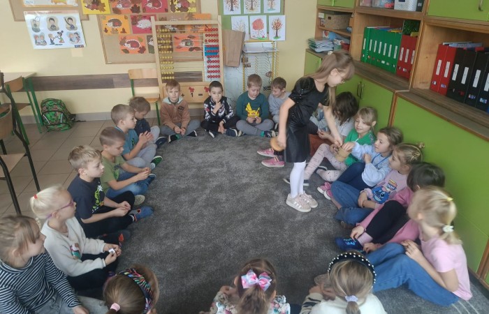 W tym roku Andrzejki w naszej szkole były pełne magii, radości i uśmiechu. Uczniowie klas trzecich przygotowali dla pierwszaków wyjątkowe wróżby i zabawy, dzięki którym mali uczestnicy mogli poczuć prawdziwą andrzejkową atmosferę. Nie zabrakło tradycyjnych wróżb, takich jak serca z imionami, magiczne kubeczki czy karty, a także mnóstwa śmiechu i wspólnej zabawy. Było kolorowo, wesoło i… trochę tajemniczo.
Serdeczne podziękowania dla naszych starszych uczniów za kreatywność i świetną zabawę, a także dla pierwszaków za aktywny udział w andrzejkowych atrakcjach. To był naprawdę magiczny dzień.