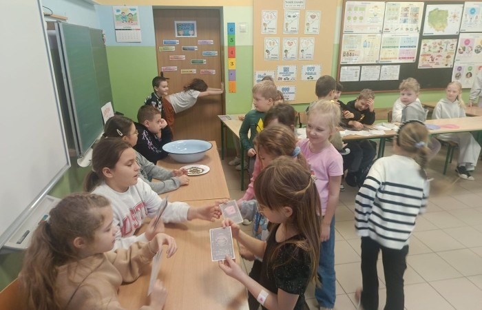 W tym roku Andrzejki w naszej szkole były pełne magii, radości i uśmiechu. Uczniowie klas trzecich przygotowali dla pierwszaków wyjątkowe wróżby i zabawy, dzięki którym mali uczestnicy mogli poczuć prawdziwą andrzejkową atmosferę. Nie zabrakło tradycyjnych wróżb, takich jak serca z imionami, magiczne kubeczki czy karty, a także mnóstwa śmiechu i wspólnej zabawy. Było kolorowo, wesoło i… trochę tajemniczo.
Serdeczne podziękowania dla naszych starszych uczniów za kreatywność i świetną zabawę, a także dla pierwszaków za aktywny udział w andrzejkowych atrakcjach. To był naprawdę magiczny dzień.