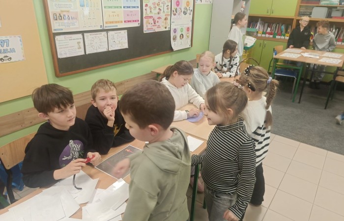 W tym roku Andrzejki w naszej szkole były pełne magii, radości i uśmiechu. Uczniowie klas trzecich przygotowali dla pierwszaków wyjątkowe wróżby i zabawy, dzięki którym mali uczestnicy mogli poczuć prawdziwą andrzejkową atmosferę. Nie zabrakło tradycyjnych wróżb, takich jak serca z imionami, magiczne kubeczki czy karty, a także mnóstwa śmiechu i wspólnej zabawy. Było kolorowo, wesoło i… trochę tajemniczo.
Serdeczne podziękowania dla naszych starszych uczniów za kreatywność i świetną zabawę, a także dla pierwszaków za aktywny udział w andrzejkowych atrakcjach. To był naprawdę magiczny dzień.