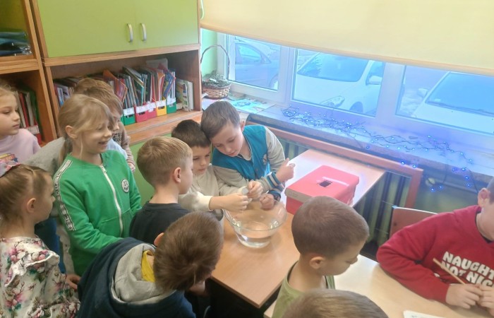 W tym roku Andrzejki w naszej szkole były pełne magii, radości i uśmiechu. Uczniowie klas trzecich przygotowali dla pierwszaków wyjątkowe wróżby i zabawy, dzięki którym mali uczestnicy mogli poczuć prawdziwą andrzejkową atmosferę. Nie zabrakło tradycyjnych wróżb, takich jak serca z imionami, magiczne kubeczki czy karty, a także mnóstwa śmiechu i wspólnej zabawy. Było kolorowo, wesoło i… trochę tajemniczo.
Serdeczne podziękowania dla naszych starszych uczniów za kreatywność i świetną zabawę, a także dla pierwszaków za aktywny udział w andrzejkowych atrakcjach. To był naprawdę magiczny dzień.