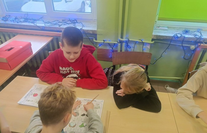 W tym roku Andrzejki w naszej szkole były pełne magii, radości i uśmiechu. Uczniowie klas trzecich przygotowali dla pierwszaków wyjątkowe wróżby i zabawy, dzięki którym mali uczestnicy mogli poczuć prawdziwą andrzejkową atmosferę. Nie zabrakło tradycyjnych wróżb, takich jak serca z imionami, magiczne kubeczki czy karty, a także mnóstwa śmiechu i wspólnej zabawy. Było kolorowo, wesoło i… trochę tajemniczo.
Serdeczne podziękowania dla naszych starszych uczniów za kreatywność i świetną zabawę, a także dla pierwszaków za aktywny udział w andrzejkowych atrakcjach. To był naprawdę magiczny dzień.