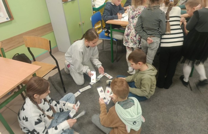 W tym roku Andrzejki w naszej szkole były pełne magii, radości i uśmiechu. Uczniowie klas trzecich przygotowali dla pierwszaków wyjątkowe wróżby i zabawy, dzięki którym mali uczestnicy mogli poczuć prawdziwą andrzejkową atmosferę. Nie zabrakło tradycyjnych wróżb, takich jak serca z imionami, magiczne kubeczki czy karty, a także mnóstwa śmiechu i wspólnej zabawy. Było kolorowo, wesoło i… trochę tajemniczo.
Serdeczne podziękowania dla naszych starszych uczniów za kreatywność i świetną zabawę, a także dla pierwszaków za aktywny udział w andrzejkowych atrakcjach. To był naprawdę magiczny dzień.