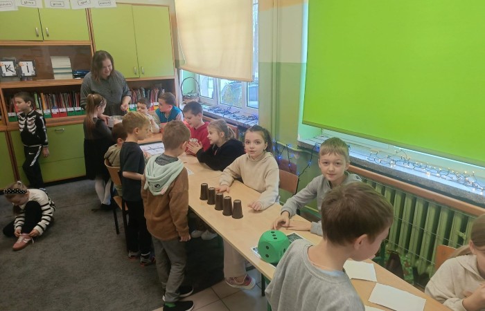 W tym roku Andrzejki w naszej szkole były pełne magii, radości i uśmiechu. Uczniowie klas trzecich przygotowali dla pierwszaków wyjątkowe wróżby i zabawy, dzięki którym mali uczestnicy mogli poczuć prawdziwą andrzejkową atmosferę. Nie zabrakło tradycyjnych wróżb, takich jak serca z imionami, magiczne kubeczki czy karty, a także mnóstwa śmiechu i wspólnej zabawy. Było kolorowo, wesoło i… trochę tajemniczo.
Serdeczne podziękowania dla naszych starszych uczniów za kreatywność i świetną zabawę, a także dla pierwszaków za aktywny udział w andrzejkowych atrakcjach. To był naprawdę magiczny dzień.