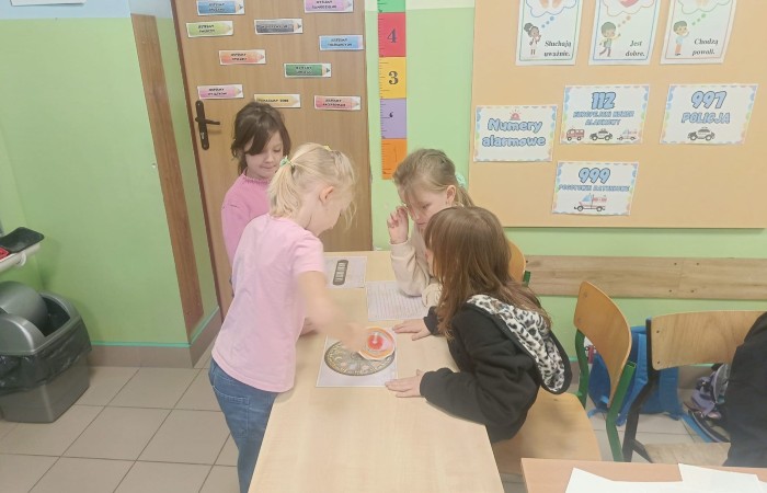 W tym roku Andrzejki w naszej szkole były pełne magii, radości i uśmiechu. Uczniowie klas trzecich przygotowali dla pierwszaków wyjątkowe wróżby i zabawy, dzięki którym mali uczestnicy mogli poczuć prawdziwą andrzejkową atmosferę. Nie zabrakło tradycyjnych wróżb, takich jak serca z imionami, magiczne kubeczki czy karty, a także mnóstwa śmiechu i wspólnej zabawy. Było kolorowo, wesoło i… trochę tajemniczo.
Serdeczne podziękowania dla naszych starszych uczniów za kreatywność i świetną zabawę, a także dla pierwszaków za aktywny udział w andrzejkowych atrakcjach. To był naprawdę magiczny dzień.