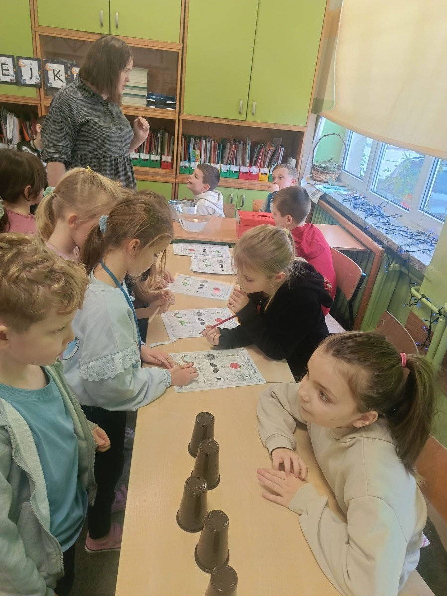 W tym roku Andrzejki w naszej szkole były pełne magii, radości i uśmiechu. Uczniowie klas trzecich przygotowali dla pierwszaków wyjątkowe wróżby i zabawy, dzięki którym mali uczestnicy mogli poczuć prawdziwą andrzejkową atmosferę. Nie zabrakło tradycyjnych wróżb, takich jak serca z imionami, magiczne kubeczki czy karty, a także mnóstwa śmiechu i wspólnej zabawy. Było kolorowo, wesoło i… trochę tajemniczo.
Serdeczne podziękowania dla naszych starszych uczniów za kreatywność i świetną zabawę, a także dla pierwszaków za aktywny udział w andrzejkowych atrakcjach. To był naprawdę magiczny dzień.