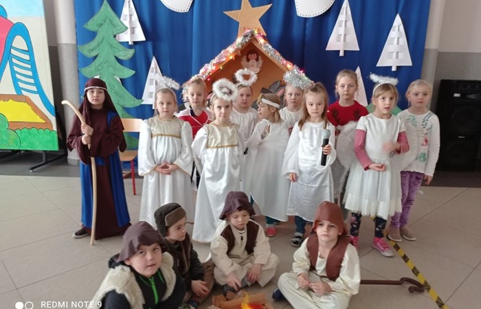 Grupa zerowa „Leśne skrzaty”.  Głównym celem tej uroczystości było wprowadzenie uczestników w radosną atmosferę Świąt Bożego Narodzenia, kształcenie umiejętności wyrażania uczuć i przeżyć podczas trwania magii Świąt…