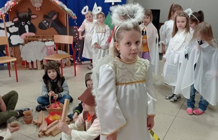Grupa zerowa „Leśne skrzaty”.  Głównym celem tej uroczystości było wprowadzenie uczestników w radosną atmosferę Świąt Bożego Narodzenia, kształcenie umiejętności wyrażania uczuć i przeżyć podczas trwania magii Świąt…