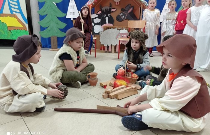 Grupa zerowa „Leśne skrzaty”.  Głównym celem tej uroczystości było wprowadzenie uczestników w radosną atmosferę Świąt Bożego Narodzenia, kształcenie umiejętności wyrażania uczuć i przeżyć podczas trwania magii Świąt…