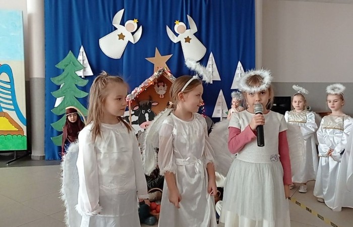 Grupa zerowa „Leśne skrzaty”.  Głównym celem tej uroczystości było wprowadzenie uczestników w radosną atmosferę Świąt Bożego Narodzenia, kształcenie umiejętności wyrażania uczuć i przeżyć podczas trwania magii Świąt…