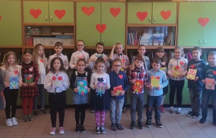 Dziadkowie to wielki skarb - oni czynią dzieciństwo bardziej pełnym, udanym i szczęśliwym. Babcia i dziadek mają zawsze czas, umieją pocieszyć, są cierpliwi, zawsze rozumieją dziecięce rozterki, ale przede wszystkim bezgranicznie kochają. Wnuczęta są dla nich radością życia.
Niestety w tym roku nasze dzieci nie mogły gościć dziadków w placówce, pomimo iż święto to na stałe wpisało się do kalendarza szkolnych uroczystości.
W podzięce za ich wielkie serce uczniowie przygotowali upominki,  nagrali wierszyki oraz piosenki, które wręczyli swoim dziadkom podczas rodzinnych spotkań.
	Wnuczęta dziękują  Babciom  i Dziadkom za wielkie serce, bezgraniczną miłość, dobroć i ciepło oraz życzą dużo uśmiechu, zdrowia i długich lat życia.
