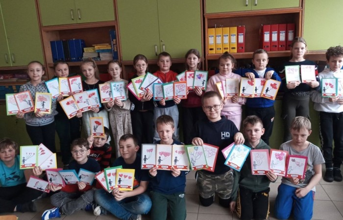 Dziadkowie to wielki skarb - oni czynią dzieciństwo bardziej pełnym, udanym i szczęśliwym. Babcia i dziadek mają zawsze czas, umieją pocieszyć, są cierpliwi, zawsze rozumieją dziecięce rozterki, ale przede wszystkim bezgranicznie kochają. Wnuczęta są dla nich radością życia.
Niestety w tym roku nasze dzieci nie mogły gościć dziadków w placówce, pomimo iż święto to na stałe wpisało się do kalendarza szkolnych uroczystości.
W podzięce za ich wielkie serce uczniowie przygotowali upominki,  nagrali wierszyki oraz piosenki, które wręczyli swoim dziadkom podczas rodzinnych spotkań.
	Wnuczęta dziękują  Babciom  i Dziadkom za wielkie serce, bezgraniczną miłość, dobroć i ciepło oraz życzą dużo uśmiechu, zdrowia i długich lat życia.
