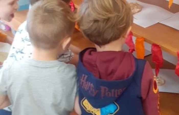 Pizza to jedno z najpopularniejszych dań na świecie, które lubią zarówno dorośli jak i dzieci. Nasze przedszkole włączyło się w obchody Światowego Dnia Pizzy. Podczas zajęć dzieci  uczestniczyły w zadaniach i zabawach tematycznie związanych z pizzą, wykonały własne pizzerki z plasteliny, ciastoliny. Nasze świętowanie zakończyliśmy zjedzeniem pysznej pizzy przygotowanej przez nasze Panie kucharki :)