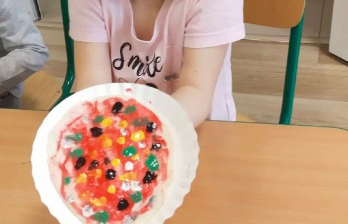 Pizza to jedno z najpopularniejszych dań na świecie, które lubią zarówno dorośli jak i dzieci. Nasze przedszkole włączyło się w obchody Światowego Dnia Pizzy. Podczas zajęć dzieci  uczestniczyły w zadaniach i zabawach tematycznie związanych z pizzą, wykonały własne pizzerki z plasteliny, ciastoliny. Nasze świętowanie zakończyliśmy zjedzeniem pysznej pizzy przygotowanej przez nasze Panie kucharki :)