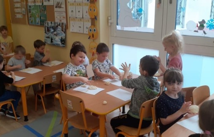 Pizza to jedno z najpopularniejszych dań na świecie, które lubią zarówno dorośli jak i dzieci. Nasze przedszkole włączyło się w obchody Światowego Dnia Pizzy. Podczas zajęć dzieci  uczestniczyły w zadaniach i zabawach tematycznie związanych z pizzą, wykonały własne pizzerki z plasteliny, ciastoliny. Nasze świętowanie zakończyliśmy zjedzeniem pysznej pizzy przygotowanej przez nasze Panie kucharki :)