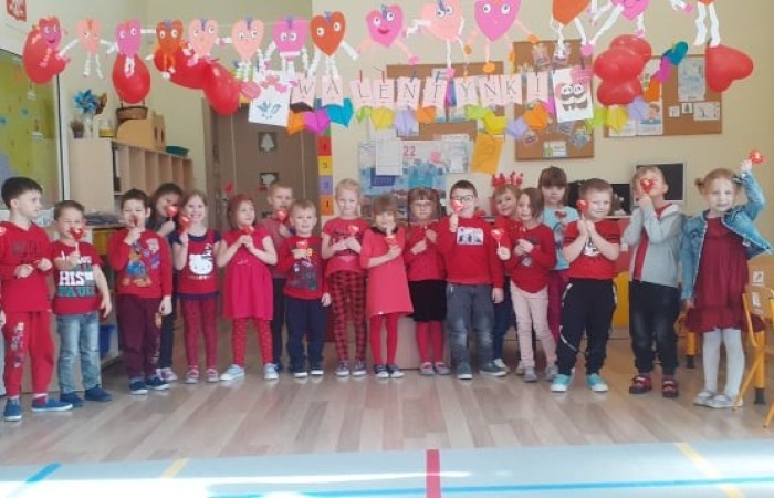 W piątek  obchodziliśmy w naszym przedszkolu „Walentynki”. Tego dnia w całym przedszkolu dominował kolor czerwony. Z tej okazji każda z grup udekorowała również salę i gazetkę czerwonymi serduszkami, balonami oraz walentynkami. Dzieci zgłębiły wiedzę o tradycji tego święta oraz zapoznały się z patronem dnia zakochanych.